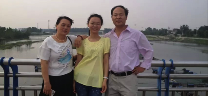Mengjie Yao posing with parents