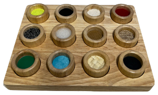 un juego de emparejamiento de madera donde las piezas tienen diferentes texturas y colores