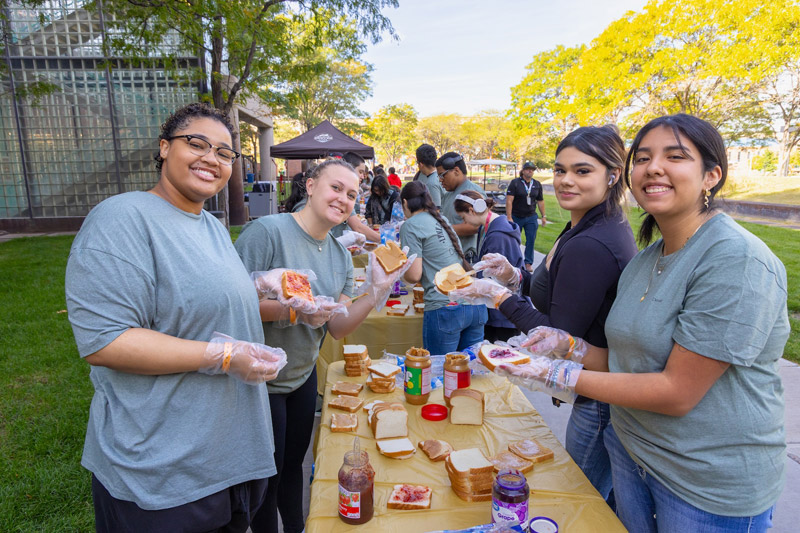 Students make sandwiches during Lynx Day of Service.